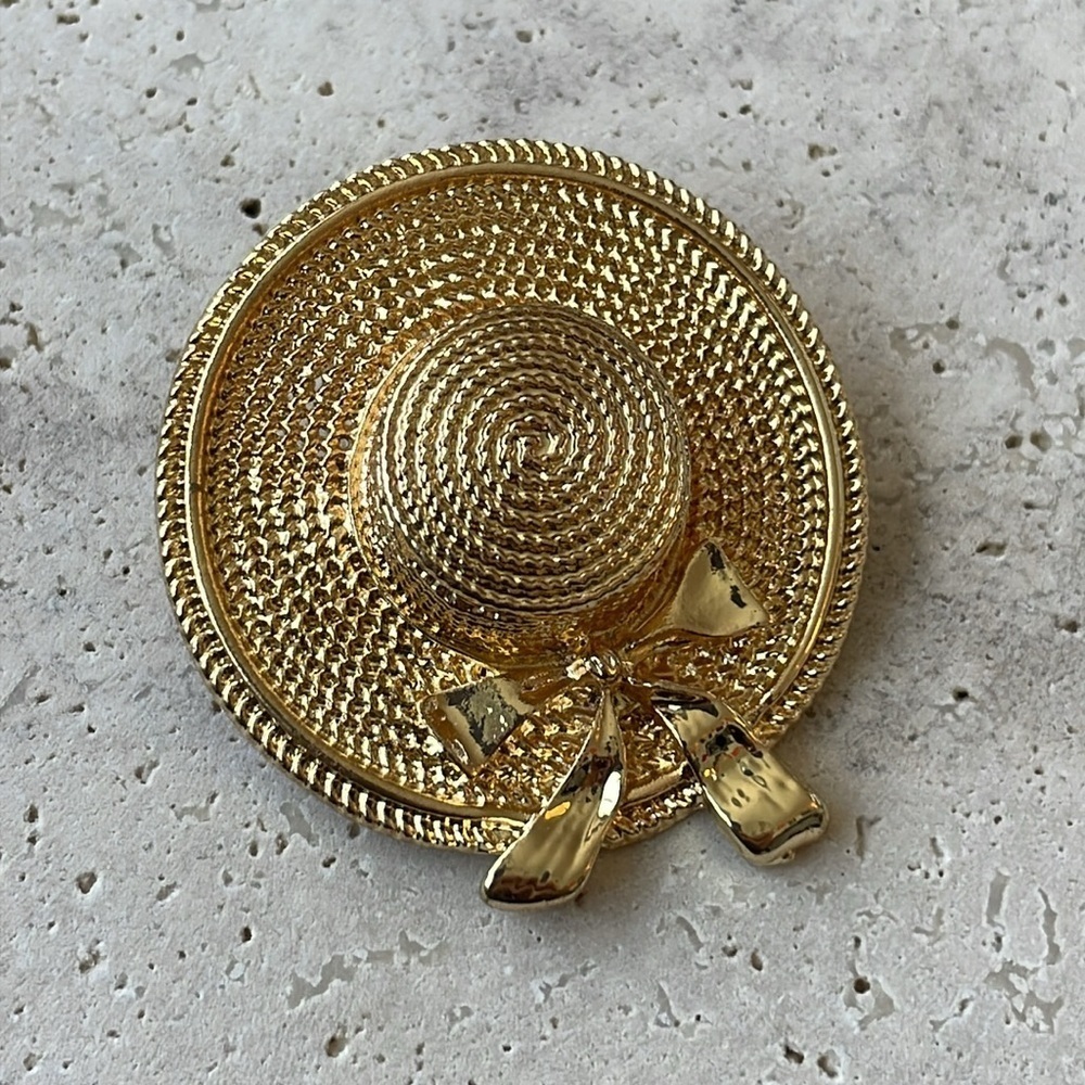 SAKS FIFTH AVENUE hat 👒 BROOCH